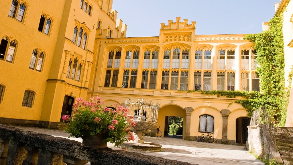Institut Schloss Brannenburg Gebäude und Brunnen