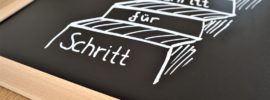 Corona - Fahrplan für die Schulen Bild mit Stufen und Schrift auf den Stufen "Schritt für Schritt"