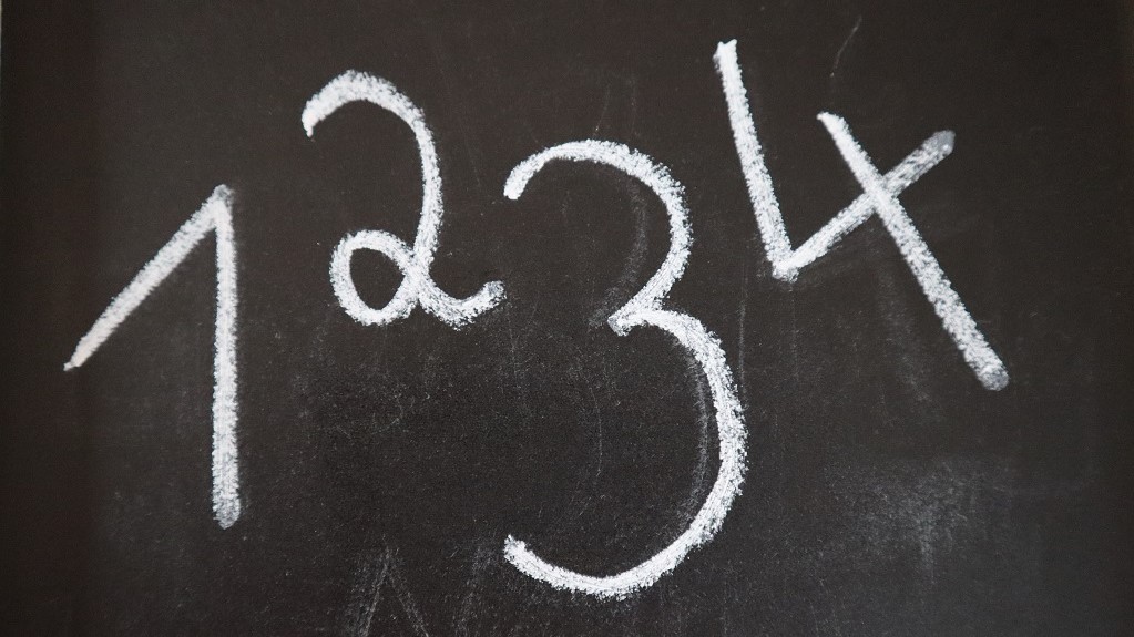 Zahlen 1,2,3 und 4 auf Tafel geschrieben