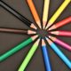 bunte Holzstifte liege im Kreis