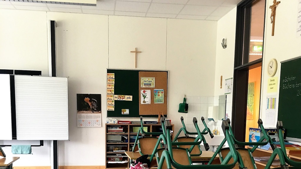 Klassenzimmer in Bayern mit Kreuzen an der Wand