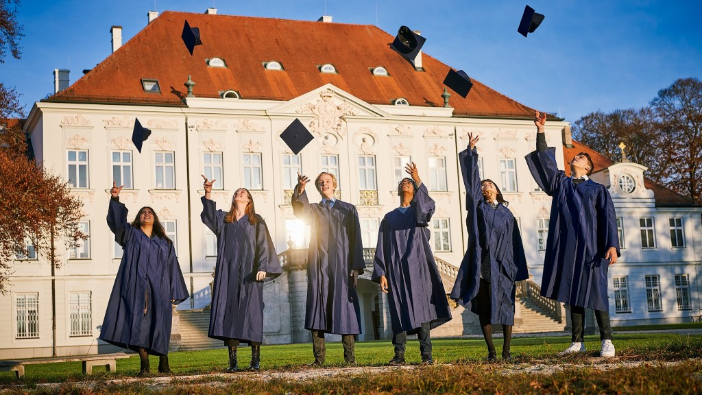 Bavarian International School Graduierte werfen Hüte in die Luft