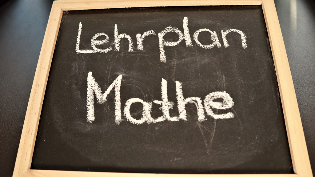 Tafel mit Schrift Lehrplan Mathe