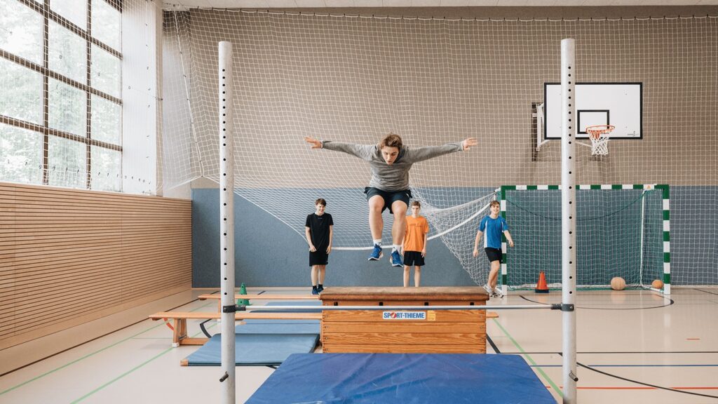 Corrie-ten-Boom-Schule_Nancy-Jesse_Sporthalle Schüler fliegt über Kasten