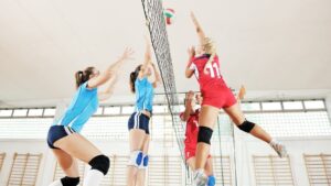 4 Frauen spielen indoor Volleyball