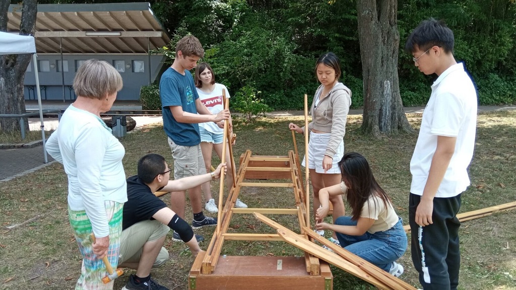 Merz Schule Merz Internat Schüler bauen gemeinsam mit Holz