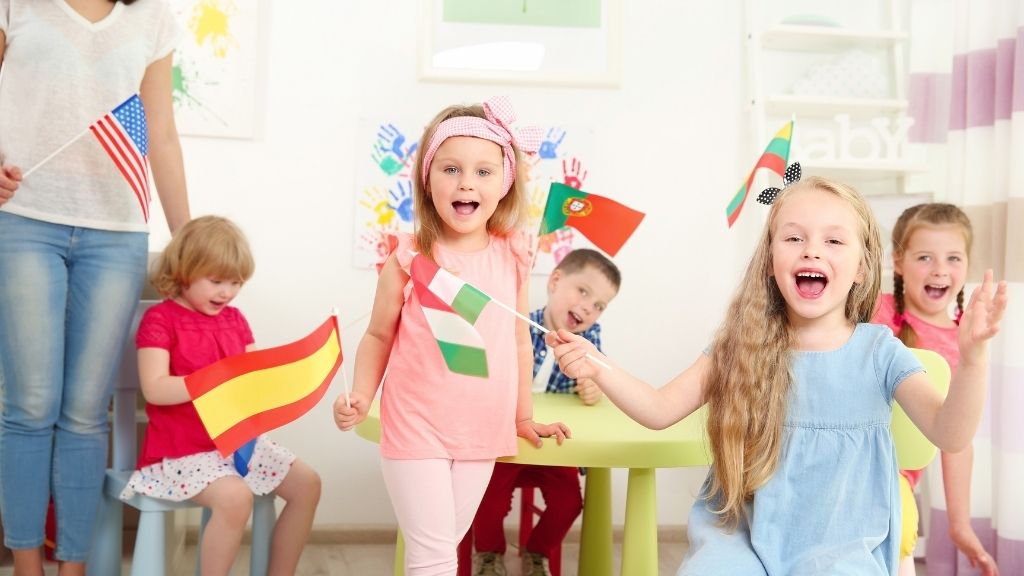 Kinder mit winken mit Flaggen