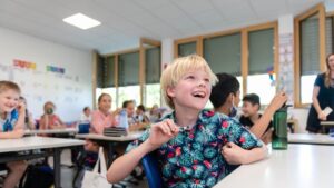 SIS_Junge lacht im Klassenzimmer Swiss International School