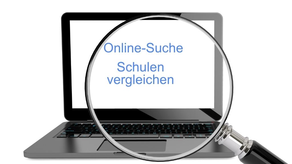 Laptop mit Text Online-Suche Schulen vergleichen